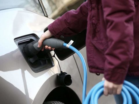 Elektromobilität fördern: Elektroauto wird geladen.