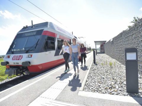 Die Privatbahn LILO wird von zahlreichen Fahrgästen genutzt. Junge Fahrgäste steigen am Bahnhof aus.