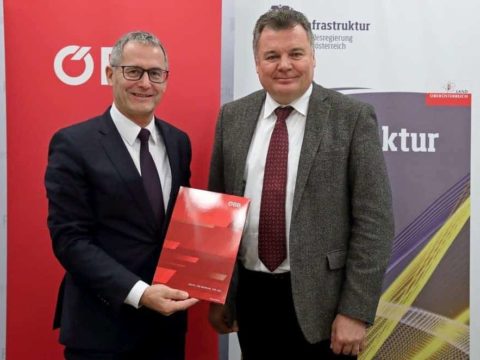 ÖBB-Regionalmanager OÖ Dr. Paul Sonnleitner und Landesrat Mag. Günther Steinkellner zum europaweiten Fahrplanwechsel