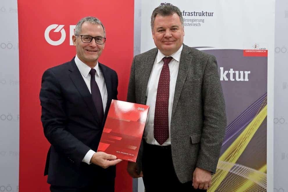 ÖBB-Regionalmanager OÖ Dr. Paul Sonnleitner und Landesrat Mag. Günther Steinkellner zum europaweiten Fahrplanwechsel