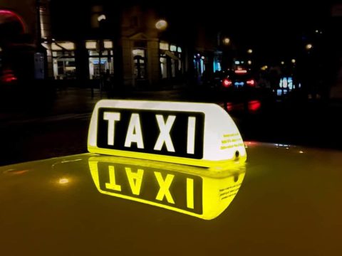 Nächtliches Jugendtaxi: Taxischild