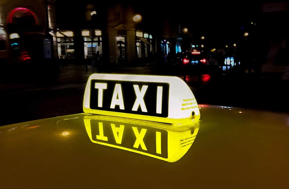 Nächtliches Jugendtaxi: Taxischild