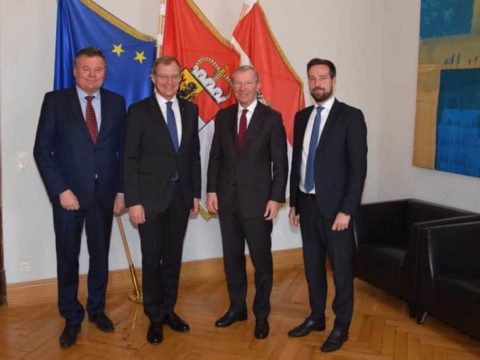 Verkehrslandesrat Günther Steinkellner, LH-Mann OÖ Thomas Stelzer, LH-Mann SBG Wilfried Haslauer, Verkehrslandesrat SBG Stefan Schnöll zum großen Öffi-Paket