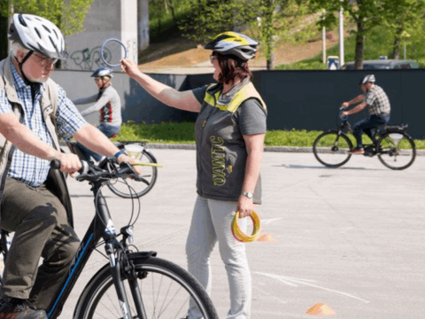 Kurse für E-Bike-Sicherheit mit Seniorinnen und Senioren.