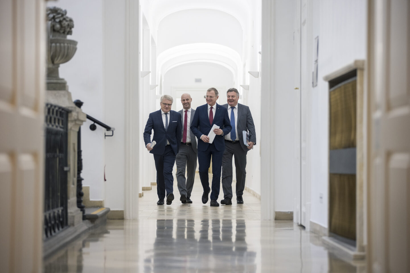 v.l.n.r.: Bürgermeister MMag. Klaus Luger, Vizebürgermeister Mag. Martin Hajart, Landeshauptmann Mag. Thomas Stelzer und Landesrat Mag. Günther Steinkellner einigten sich über die Finanzierung der Regional-Stadtbahn Linz.