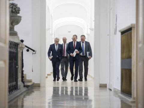 v.l.n.r.: Bürgermeister MMag. Klaus Luger, Vizebürgermeister Mag. Martin Hajart, Landeshauptmann Mag. Thomas Stelzer und Landesrat Mag. Günther Steinkellner einigten sich über die Finanzierung der Regional-Stadtbahn Linz.