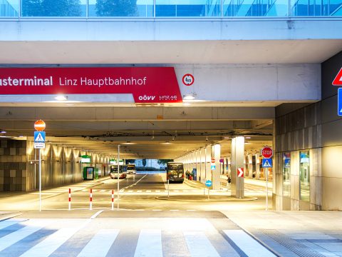 Busterminal Linz Einfahrt Bahnhofvorplatz